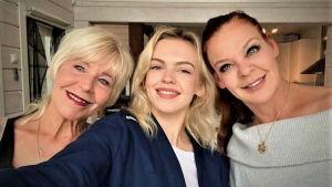 Tre generationer isprinsessor: mormor Seija Viitanen, Emmi Peltonen och mamma Hanna Peltonen. Emmi Peltonen med sin mormor Seija Viitanen och mamma Hanna Peltonen.