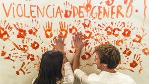 Erik och hans flickvän Tamara deltog i ett projekt i tunnelbanan i Madrid. Projektet hette "Paint a change of Orange". Erik Sjöholm och hans flickvän Tamara