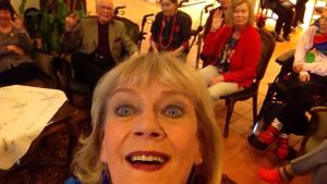 Marjukka Riihimäki otti yhteisselfien dementiakoti Wilhelmiinassa Marjukka Riihimäen selfie Muistaakseni laulan -kuoron kanssa dementiakoti Wilhelmiinassa #lupavälittää #hyväteko #ylestrada