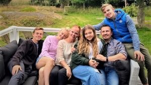 En sällsynt stund då hela familjen Peltonen är samlad. Tvillingpojkarna studerar och spelar universitetshockey i USA, medan pappa Villes tränaruppdrag utomlands hållit honom mycket borta hemifrån. Emmi Peltonen med familj på sitt sommarställe.