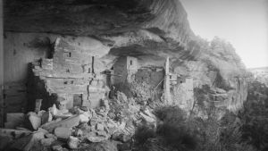 Det så kallade balkonghuset i Mesa Verde i Colorado, fotograferat av Gustaf Nordenskiöld år 1891. En av klippbyruinerna i Mesa Verde.