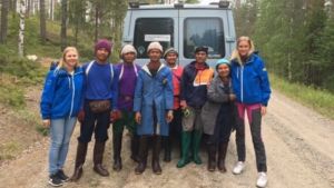 Bärplockarna bestämmer själva hur långa arbetsdagar de har i skogen. En del plockar bär från klockan sex på morgonen till sex på kvällen. Arkivbild. En grupp thailändska bärplockare på skogsväg.