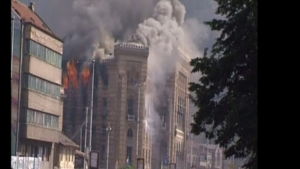 Under flera års tid levde invånarna i det bosniskkontrollerade Sarajevo under hot om beskjutning. Staden levde i flera år under fullkomlig och akut livsfara, beskriver Kadhammar. Nationalbiblioteket i Sarajevo brinner