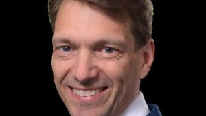 Professor Anders Löflund på Hanken talar om en osedvanlig osäkerhet i världen som påverkar ekonomin Anders Löflund, professor vid Hanken