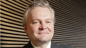 Biträdande justitieombudsmannen Jussi Pajuoja tycker inte att den nuvarande lagstiftningen möjliggör användandet av en bältessäng i polishäkten. Riksdagen valde den 5 juni 2009 Jussi Pajuoja till ny biträdande justitieombudsman