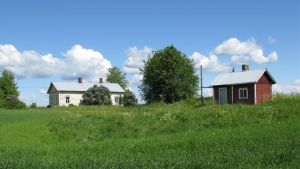 Åk ut till stugan. Det är lättare att koppla bort nätets brus där. Hus på landsbygden i sommarlandskap.