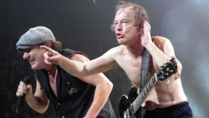 "I can´t hear you! ...me neither." Brian Johnson och Angus Young frånAC/DC