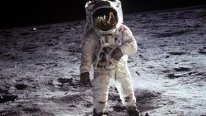Neil Armstrongs rymddräkt var sydd av kvinnor vana att sy damunderkläder Buzz Aldrin på månen år 1969. Neil Armstrong, som fotograferar Aldrin, reflekteras i hjälmen