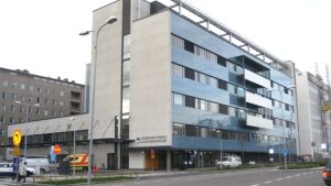 På Haartmanska sjukhuset i Helsingfors jobbar också pensionärer som timanställda. De får högre pension när de gör det. Haartmanska sjukhuset