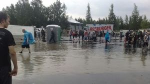 På Sonisphere 2010 tog en storm över festivalen och en person omkom av sina skador. Översvämmning på Sonisphere