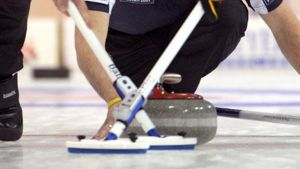 Curlingförälder är en förälder som - bildligt talat - sopar rent framför barnet så att barnets väg ska vara så hinderfri som möjligt. Kritiseras ibland, till exempel för att barnet då inte lär sig att hantera svåra situationer på egen hand. Curling