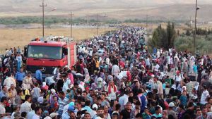 Kriget har drivit miljoner syrier på flykt. Bilden är från irakiska gränsen och är tagen då konflikten ännu var relativt ny. Syriska flyktingar överskrider gränsen mot Irak