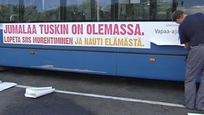 Fritänkarnas och Humanistförbundets reklamtext på en buss.