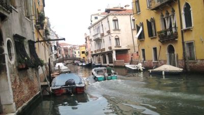 Båtar på en kanal i Venedig