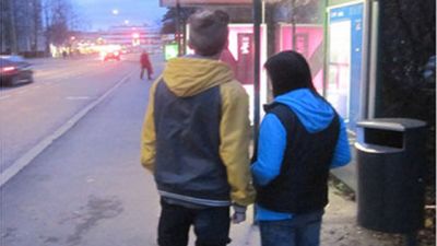 ungt par på busshållplats