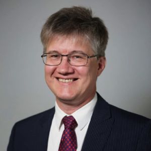 Ivan Kurilla säger att gatuprotester är ett rött skynke för Kreml. Porträtt på Ivan Kurilla. Han ler stort och är klädd i skjorta, slips och kostym och bär glasögon.