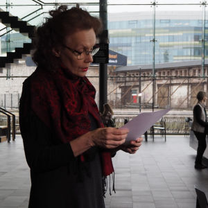 Kaija Saariaho pitää Suomen säveltäjien puheenvuoron Kantapöydän suorassa lähetyksessä Musiikkitalon kahvilassa 1.4.2015 Säveltäjä Kaija Saariaho pitää Suomen säveltäjien puheenvuoron Kantapöydässä 1.4.2015.