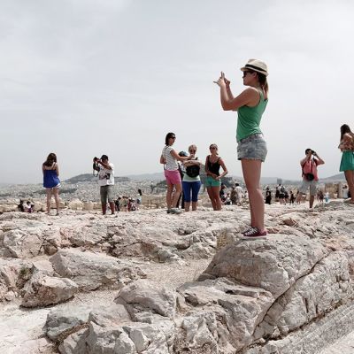 Turisteja Akropoliilla Ateenassa 18. kesäkuuta 2014.