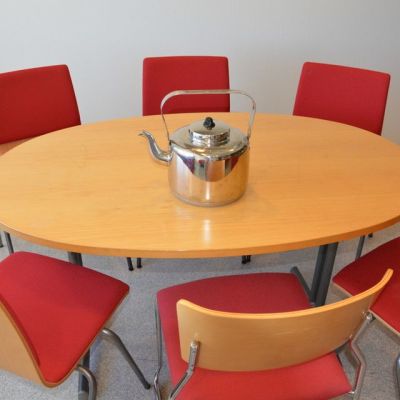 Yle Turun kaffepannu vailla kaffeseuraa.