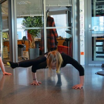 Kilpa-aerobiccaaja Amanda Haatainen näyttää toimittaja Harri Nousiaiselle, millaisia liikkeitä häneltä kisoissa vaaditaan.