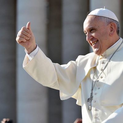 Paavi Franciscus on nostanut oikean peukalonsa pystyyn.