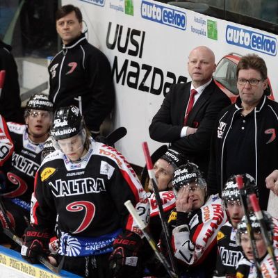 JYP-vaihtopenkki kuvassa