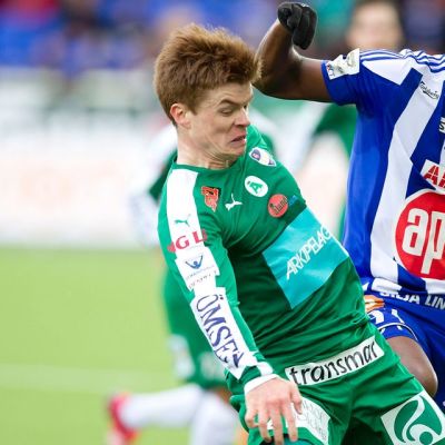 HJK ja IFK Mariehamn kentällä.