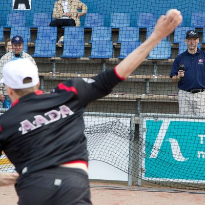 Troy Williams mittaa baseball-heittoa.