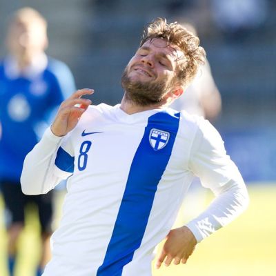 Perparim Hetemaj silmät kiinni Suomen maajoukkueen paidassa Viroa vastaan