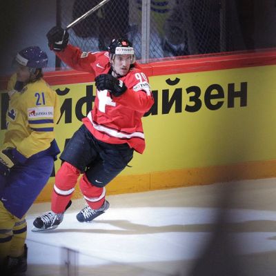 Roman Josi juhlii 1-0-maalia.