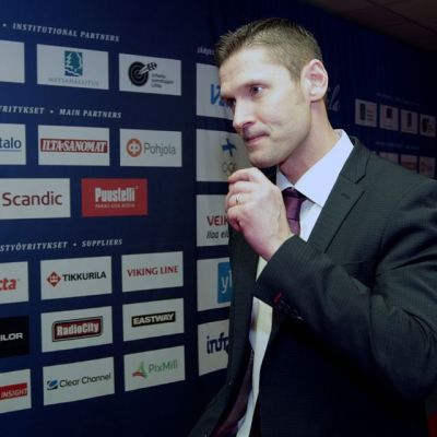 Entinen jääkiekkomaalivahti, nykyinen kansanedustaja Sinuhe Wallinheimo.