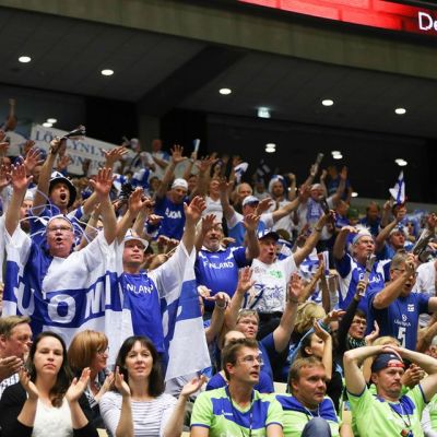 Suomen lentopallomaajoukkueen faneja EM-kisakatsomossa.