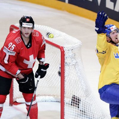 Henrik Sedin juhlii 2-1-maaliaan.