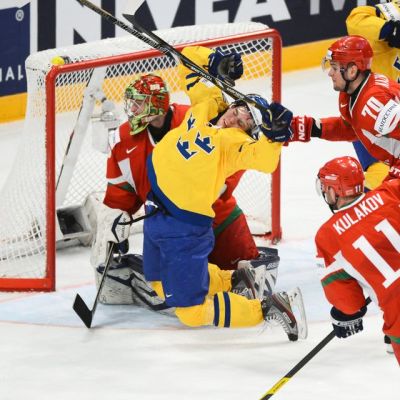 Ruotsin pelaaja Valko-Venäjän maalilla.