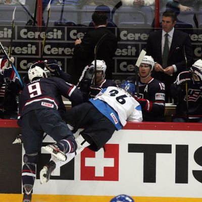 Bobby Ryan taklaa Jussi Jokista.