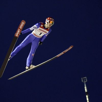 Mäkihyppääjä Sebastian Klinga ilmassa.