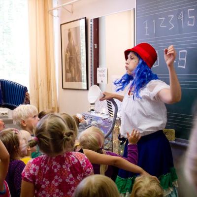 Kokeile ja innostu -päivä kokosi paljon pieniä musiikista kiinnostuneita Jyväskylän ammattiopistolle.