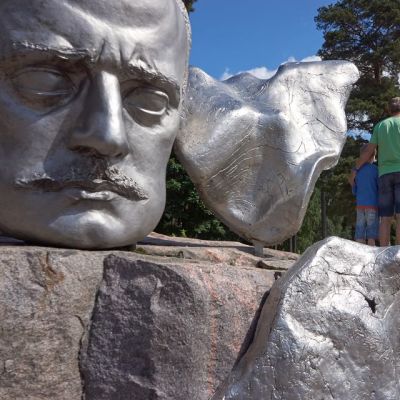 Tourists at Sibelius monument.