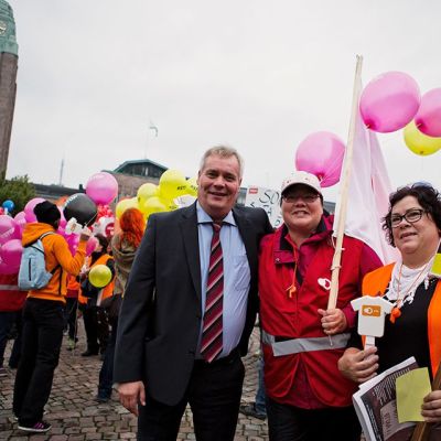Antti Rinne osallistui mielenilmaukseen Helsingin rautatientorilla 18. syyskuuta 2015.