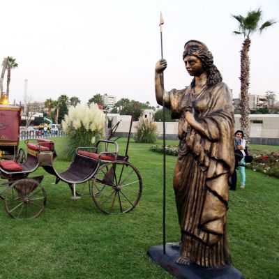Palmyran kaupungista turvaan siirretyt muinaiset vaunut ja Zenobia-kuningatarta esittävä patsas ovat esillä Damaskoksessa, Syyriassa. Kuva on otettu 6. syyskuuta.