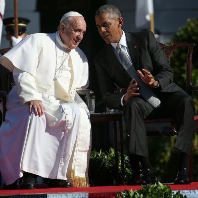 Paavi Franciscus ja presidentti Barack Obama kuvattuna tervetuliaisseremoniassa Valkoisessa talossa 23. syyskuuta 2015.