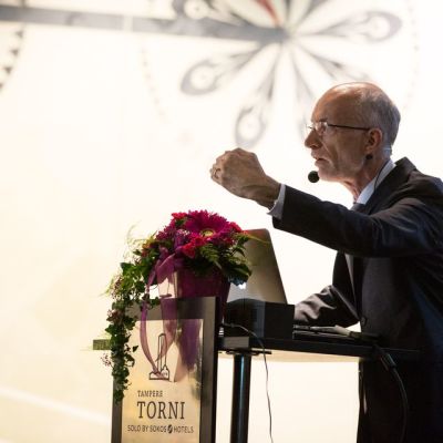 Professori Stuart puhumassa Tampereen Teknologiapäivillä 22.10.2015.