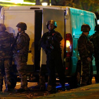 Ranskan armeija ja poliisi Bataclan-konserttisalin ympärillä.