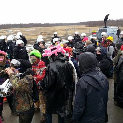 Aktivisteja ja poliiseja Pyhäjoella