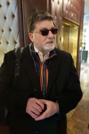 Robert Carlin från Stanfords universitet deltar också i samtalen i Vanda Robert Carlin från Stanfords universitet deltar också i samtalen i Vanda
