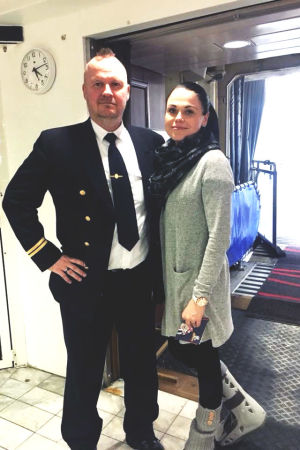 Både Christain och Mirella Puotila har intensiva jobb, han ombord på färja och hon i butik. Hemma vill han vila, medan hon oftast har gasen i botten. Christian och Mirella Puotila på Sverigebåten.