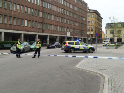 Polisen utanför hotellet.
