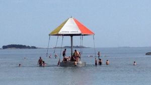 Karusellen ska få ett fast tak som inte behöver repareras efter varje sommar. Karusellen på badstranden Plagen i Hangö