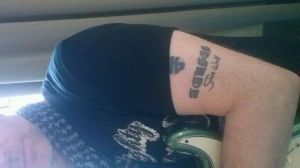 Ben Granfelts Kansas-tatuering med Steve Walshs namnteckning Ben Granfelts tatuering med autograf av Steve Walsh från Kansas