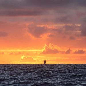 Kon-Tiki II lautta kohti auringonlaskua